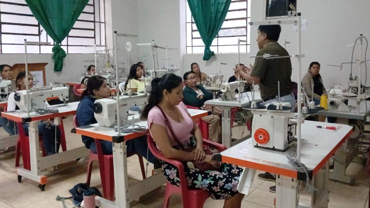 Itacamba promueve la formación en confección industrial para emprendedores de la provincia Germán Busch